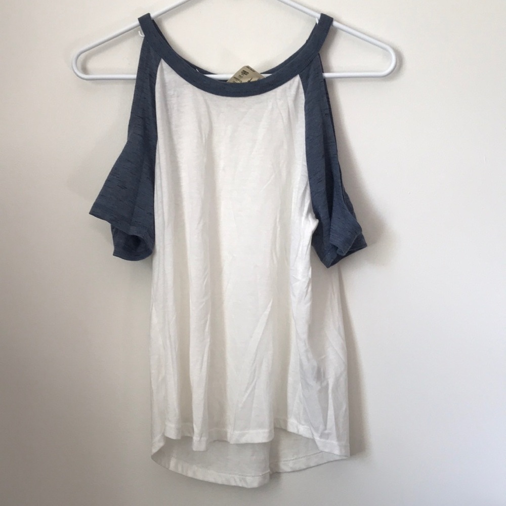 Aeropostale T-shirt with cut out shoulders
